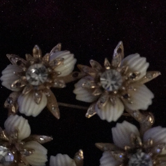 Vintage Gold, Cream & Rhinestone Floral Brooch. - Picture 4 of 4